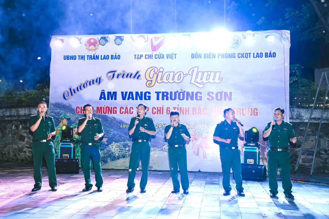  Tiết mục văn nghệ của chiến sĩ Đồn Biên phòng Cửa khẩu quốc tế Lao Bảo. 